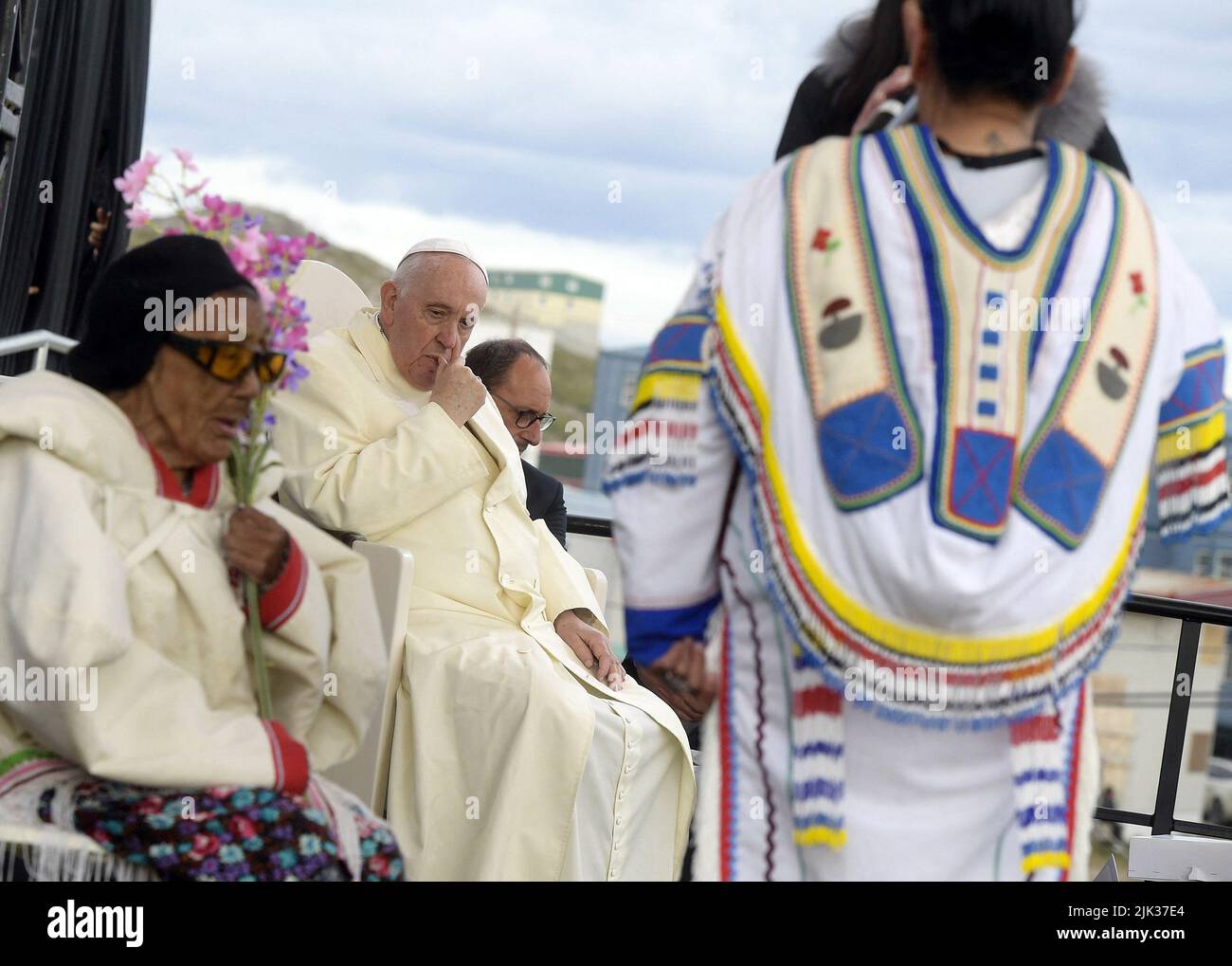 Nunavut, Kanada. 29.. Juli 2022. Papst Franziskus nimmt am 29. Juli 2022 an einem Treffen mit den Inuit-Bürgern in Iqaluit, Nunavut, Kanada, Teil. Papst Franziskus flog in die kanadische Arktis, um Inuit-Überlebende katholisch geführter Schulen zu treffen, in denen indigene Kinder über einen Zeitraum von Jahrzehnten missbraucht wurden, und zwar in der letzten Station einer wegweisenden Tour, bei der er sich für die Rolle der Kirche entschuldigte. Foto von Vatican Media /ABACAPRESS.COM Quelle: Abaca Press/Alamy Live News Stockfoto