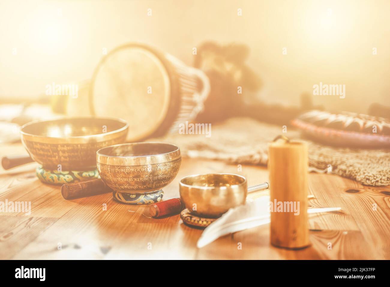 Ein Stillleben der schamanischen Trommel und tibetischen Klangschalen. Stockfoto