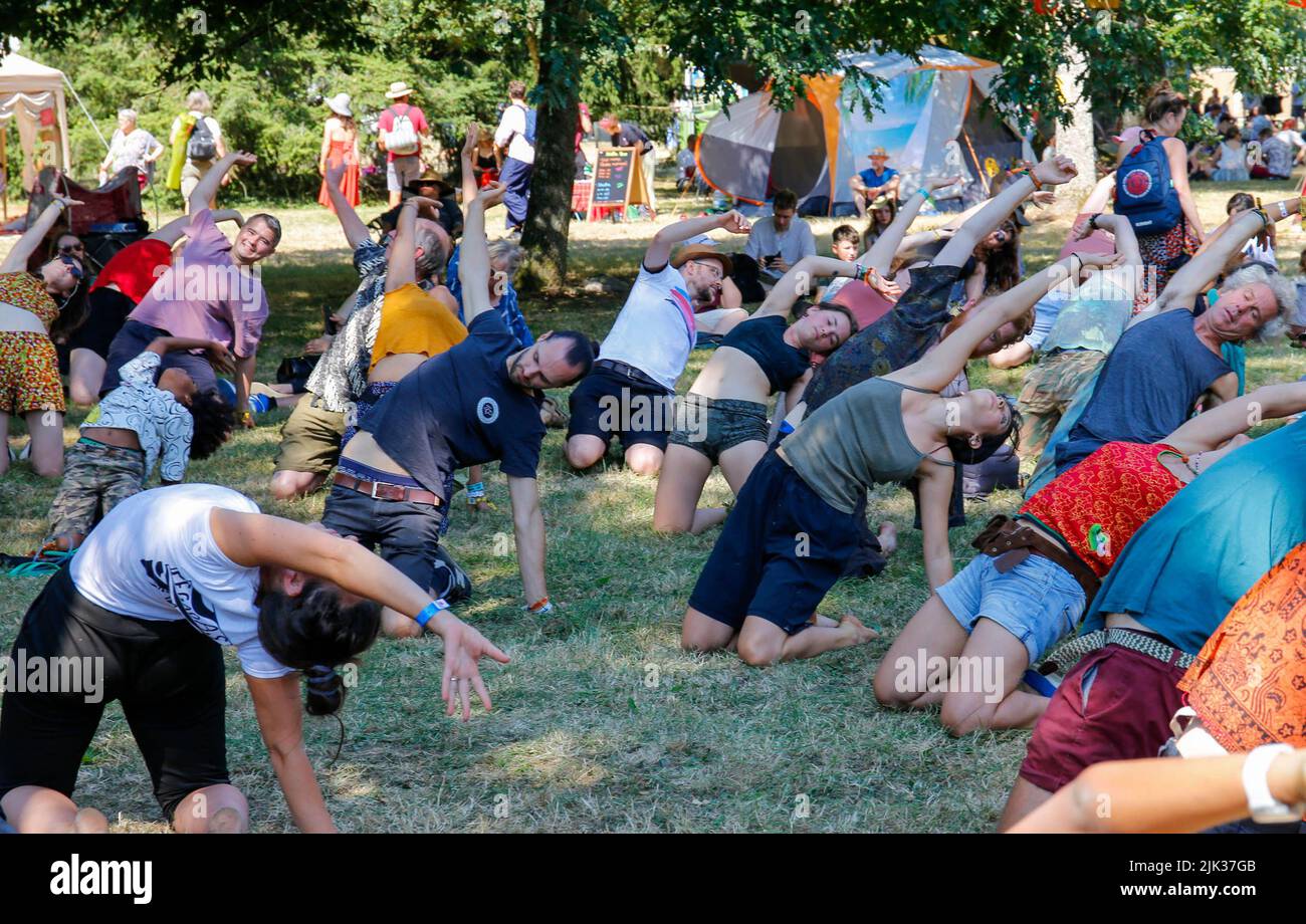 Wiltshire, Großbritannien. 29.. Juli 2022. 29.. Juli 2022, Womad Festival, Charlton Park, Malmesbury, Wiltshire. Brasilianischer Capoeira-Workshop in der wunderschönen grünen Umgebung des Arboretums das WOMAD Festival fand 1982 im Bath and West Showground in Shepton Mallet, Somerset, seine erste Veranstaltung statt. In den vergangenen 40 Jahren hat die Peter Gabriel-Organisation weltweit Festivals veranstaltet, von Spanien bis Neuseeland, Chile bis Abu Dhabi. Anlässlich des 40.-jährigen Jubiläums findet dieses Wochenende vom 28-30. Juli an sein Flaggschiff-Festival in Großbritannien im Charlton Park statt. WOMAD - Welt der Musik, Kunst und Tanz. Credi Stockfoto