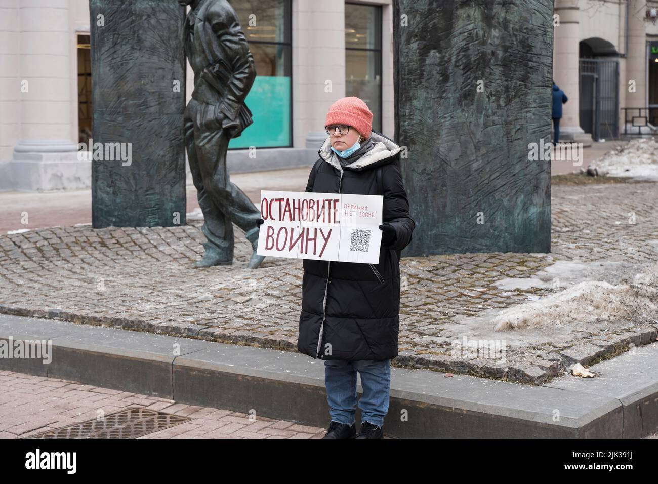 Moskau, Russland - 26. Februar 2022: Protest gegen den Krieg Russlands in der Ukraine. Die Inschrift auf dem Plakat - Stoppen Sie den Krieg. Hochwertige Fotos Stockfoto