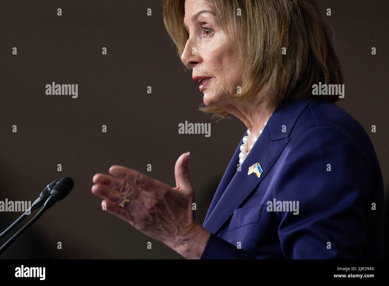 Washington DC, USA. 30.. Juli 2022. Die Sprecherin des Repräsentantenhauses der Vereinigten Staaten, Nancy Pelosi (Demokratin von Kalifornien), hält am Freitag, den 7. Juli, eine Pressekonferenz auf dem Capitol Hill in Washington, DC, USA, ab. 29. Juli 2022. Foto von Chris Kleponis / CNP/ABACAPRESS.COM Quelle: Abaca Press/Alamy Live News Stockfoto