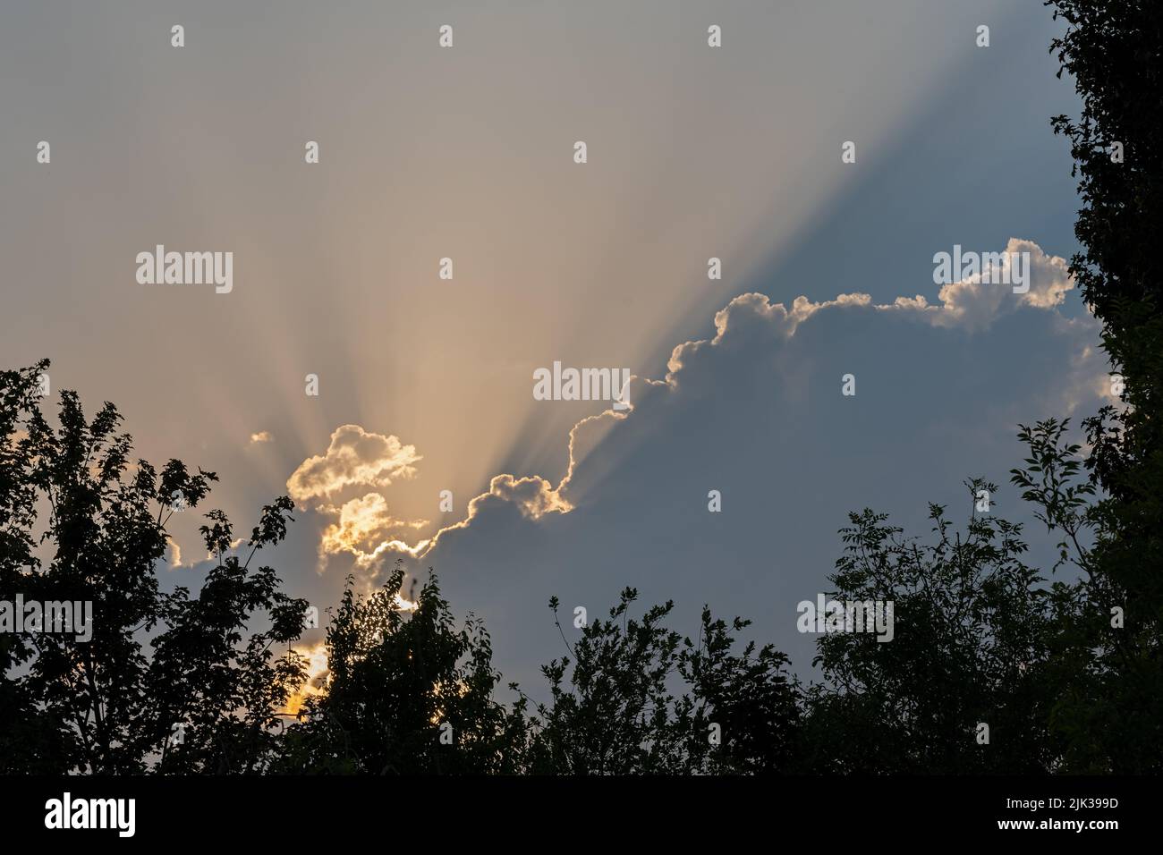 Sonnenstrahlen und Wolken Stockfoto