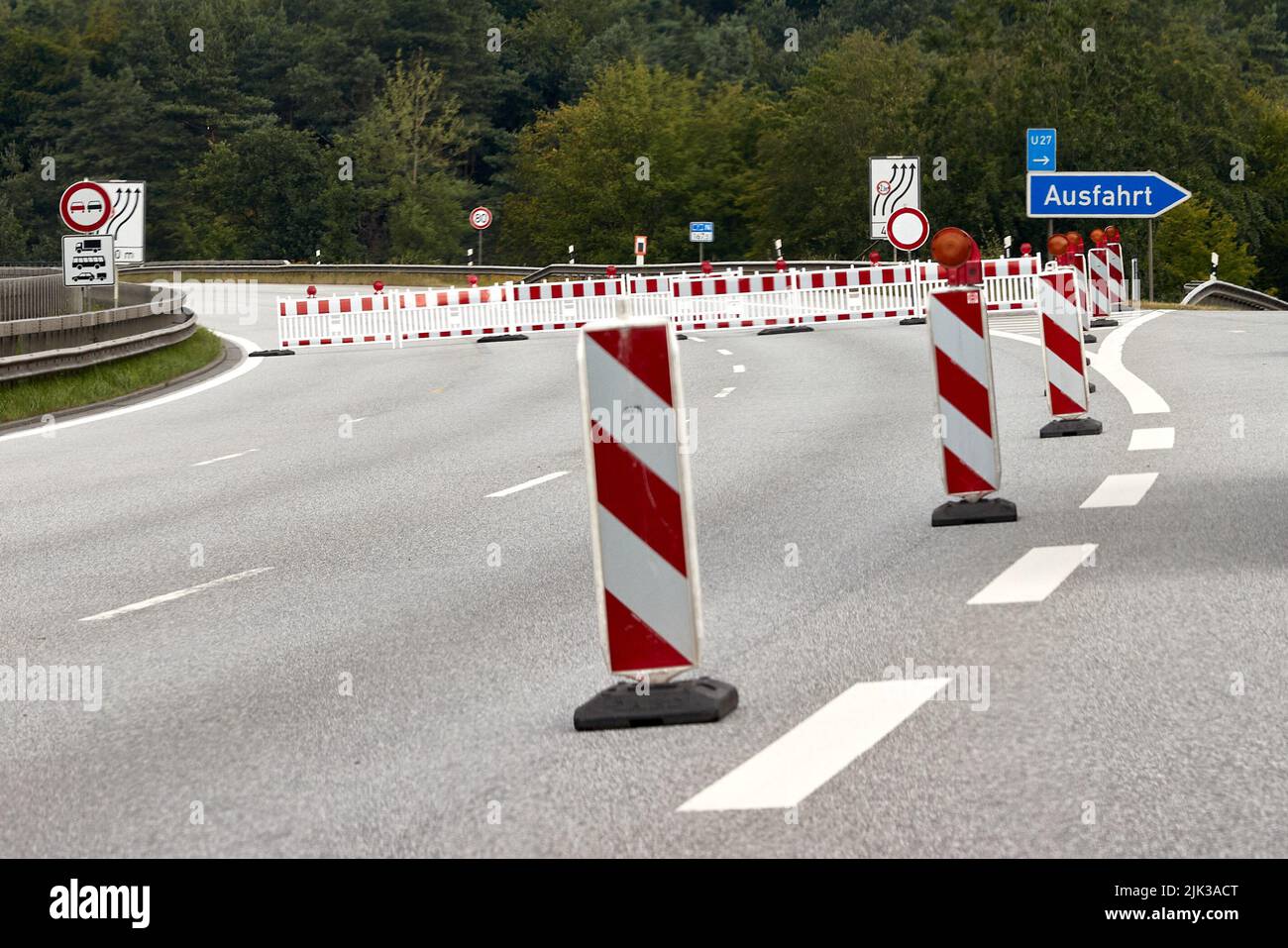 Hamburg, Deutschland. 30.. Juli 2022. Blick auf die Schranke mit Schildern und Bellen an der Ausfahrt Heimfeld auf der Autobahn A7. Die A7 wurde zwischen dem HH-Volkspark und ALS HH-Heimfeld-Kreuzungen in Richtung Norden das gesamte Wochenende geschlossen 30/31.07.2022). Die Fertigteilträger für den Bau der ersten drei neuen Tunnelzellen sollen installiert werden. Die Schließung soll am 01.08.2022 um etwa 05,00 Uhr wieder aufgehoben werden. Quelle: Georg Wendt/dpa/Alamy Live News Stockfoto