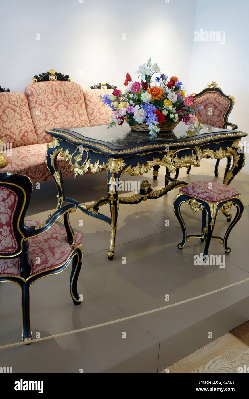 Möbel aus schwarzem und goldenem Salon (Barock und Rokoko, Mitte 18.-Ende 19.. Jahrhundert). Von der Burg Murska Sobota-Slowenien. Stockfoto