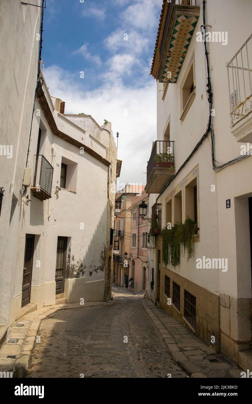 Eine schmale Straße in der Nähe des Rathauses von Sitges; Provinz Barcelona Stockfoto
