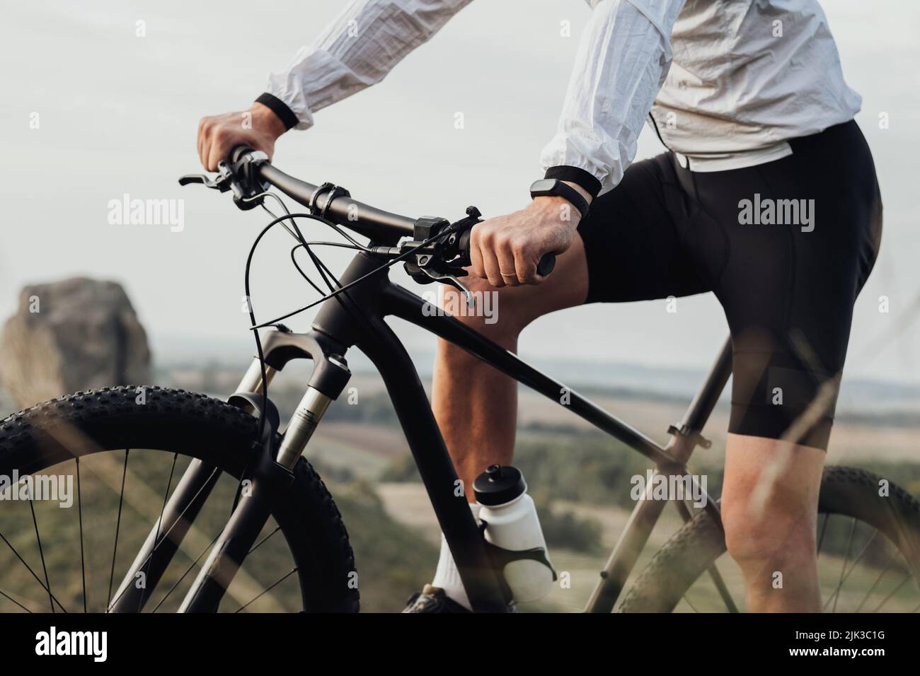 Cropped unkenntlich professioneller Radsportler, der auf seinem Fahrrad im Freien sitzt, Sportsman, der auf dem Trail Track reitet Stockfoto
