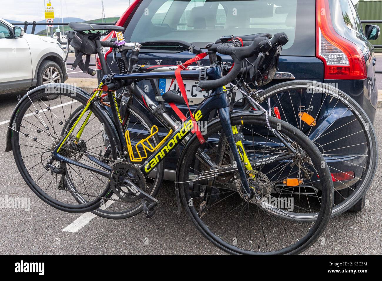 Rennräder auf einem Träger auf der Rückseite eines Autos in Dingle, Co. Kerry, Irland. Stockfoto