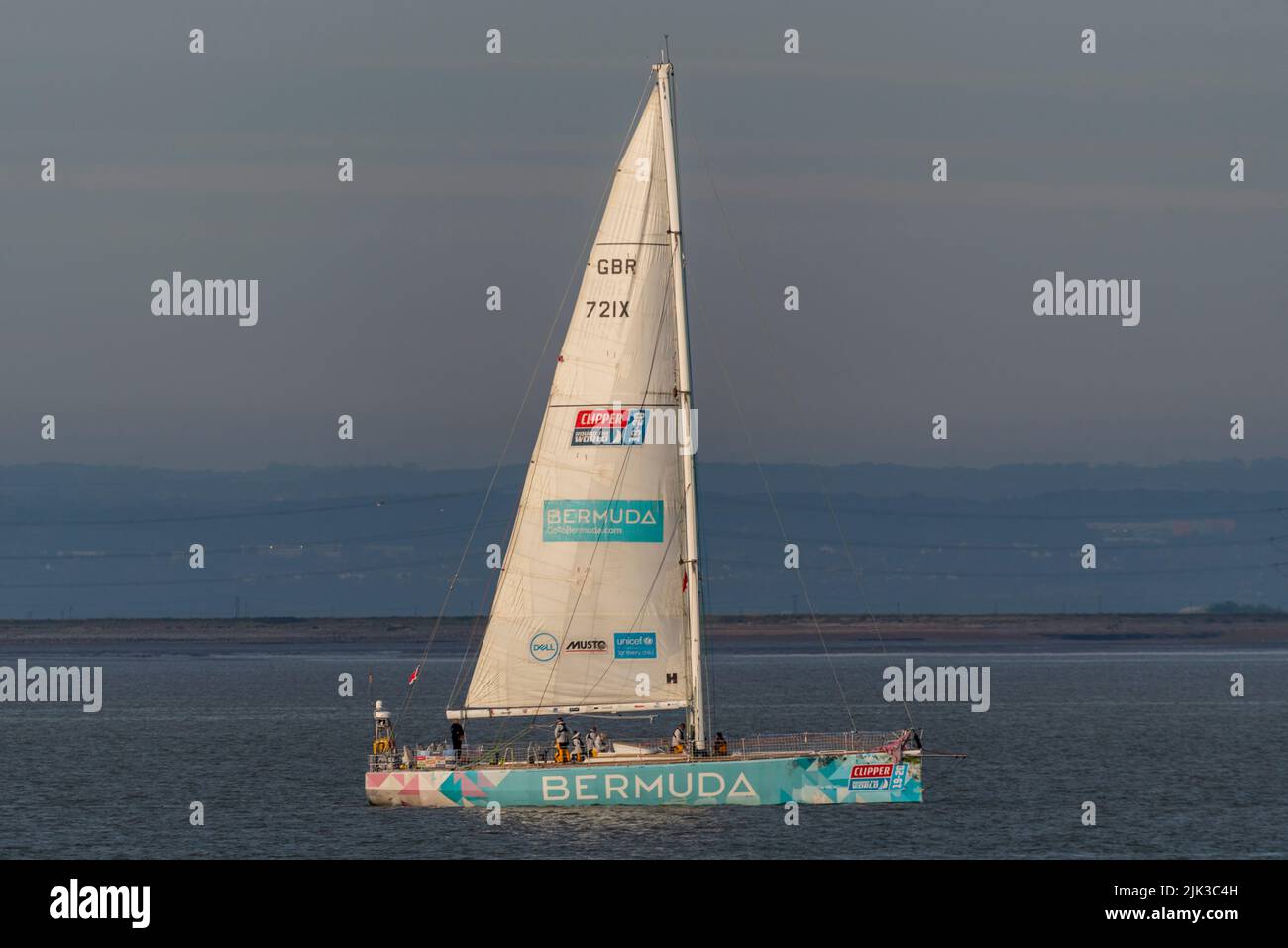 Southend on Sea, Essex, Großbritannien. 30. Juli 2022. Das Rennen der Clipper Round the World-Yacht begann im September 2019 an der Themse-Mündung, wurde jedoch aufgrund der COVID 19-Pandemie teilweise auf der globalen Route unterbrochen. Anfang des Jahres haben die Rennyachten die Route 40.000nm bis zur Ziellinie in der Themse-Mündung vor dem Southend Pier im Morgengrauen abgeschlossen. Das Gesamtrennen wurde vom Team Qingdao gewonnen. Team Bermuda überquerte die Linie und erfahnte das frühe Morgenlicht.11 Teams parkt in identischen 70-Fuß-Yachten Stockfoto