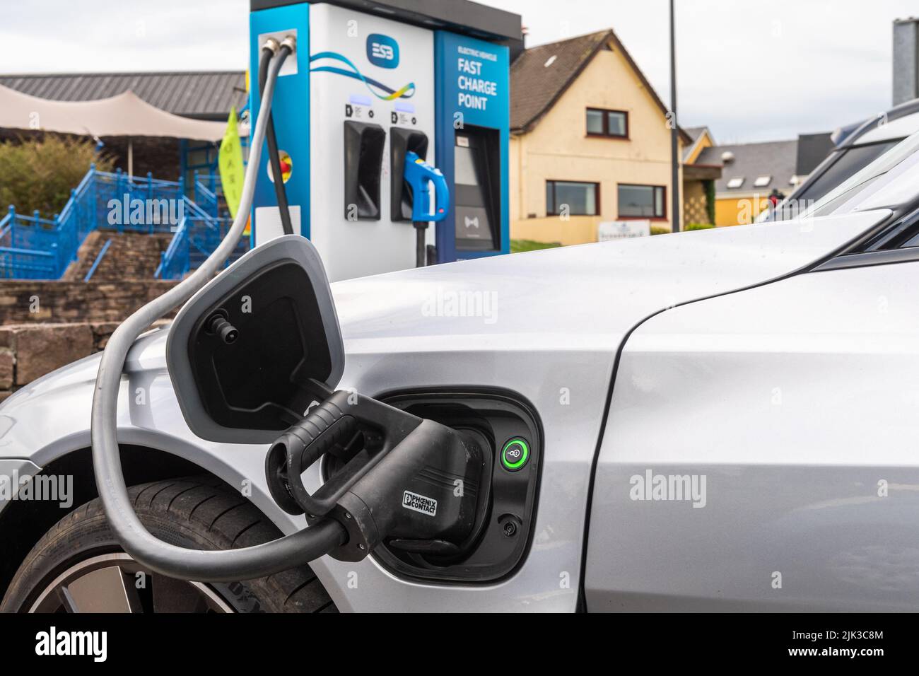Elektroautos werden an einer ESB-Schnellladestelle in Dingle, County Kerry, irland, aufgeladen. Stockfoto