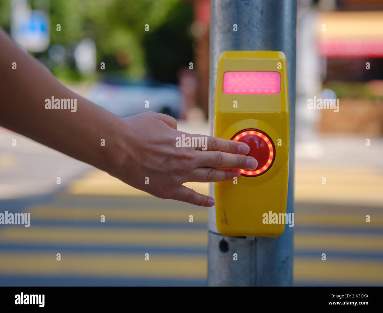 Nahaufnahme einer Signaltaste für den Fußgängerüberweg, die an einer Fußgängerüberfahrt aufgenommen wurde. Handtaste zum Überkreuzen Stockfoto