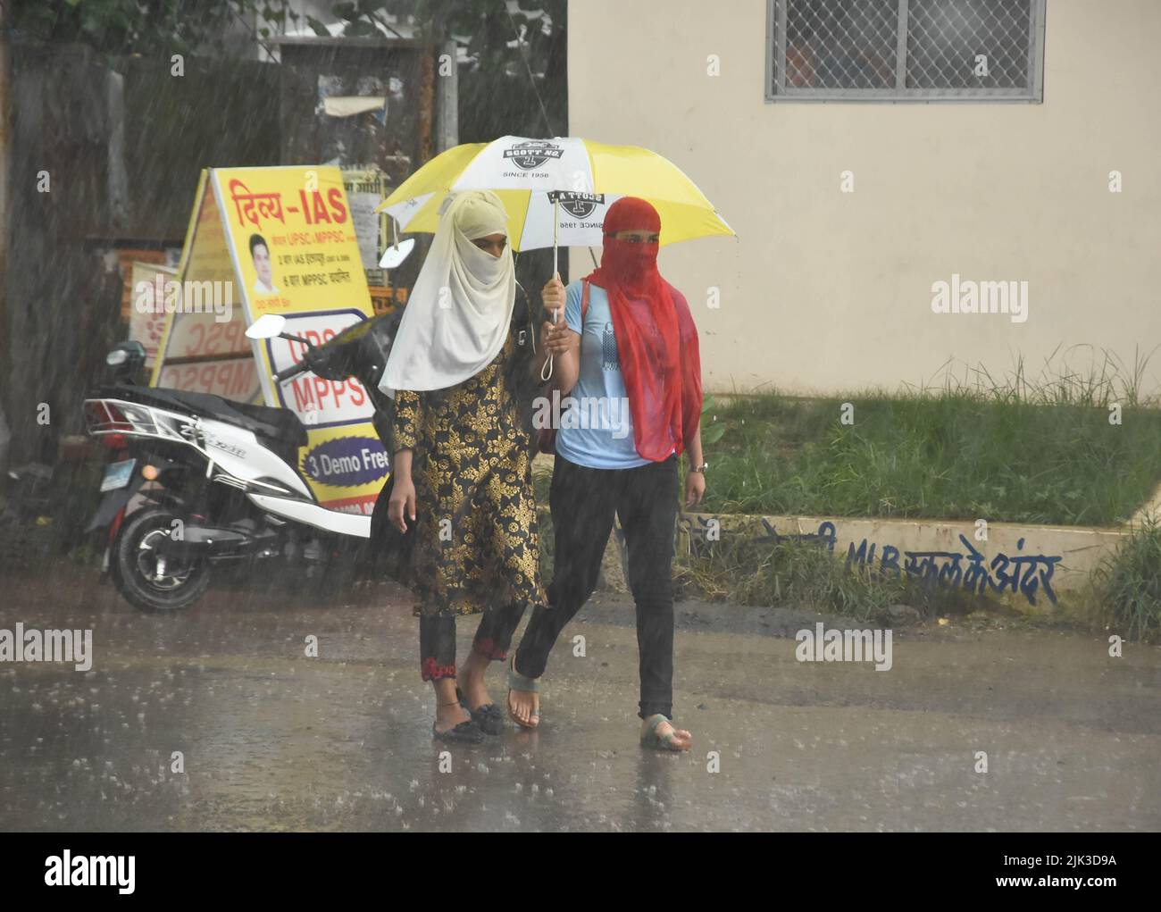 Pendler im Regen in Jabalpur, Madhya Pradesh. Foto von - Uma Shankar Mishra Stockfoto