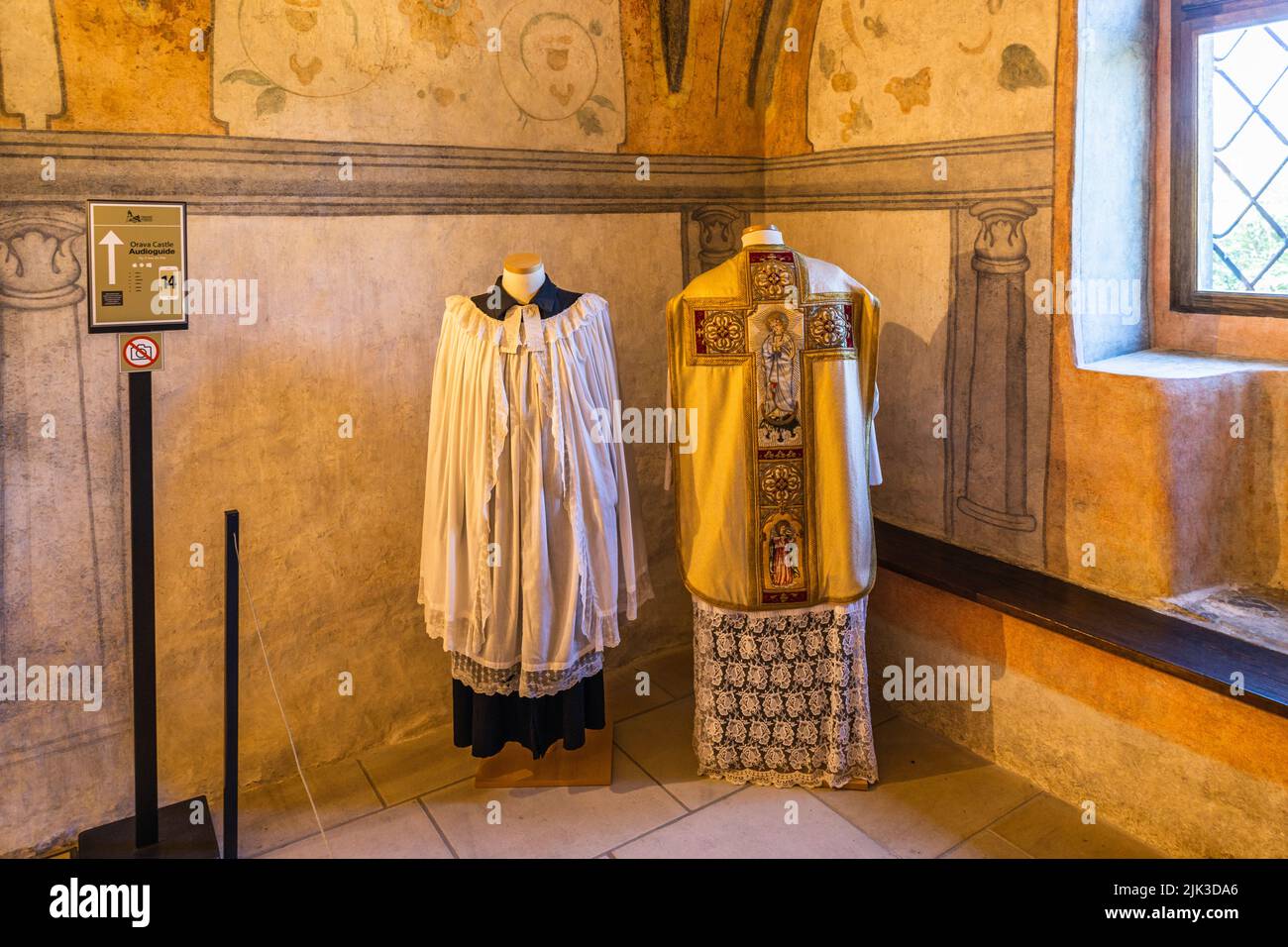 Katholische Gewänder, liturgische Kleidung. Oravsky Podzamok, Slowakei, 21. Juli 2022 Stockfoto