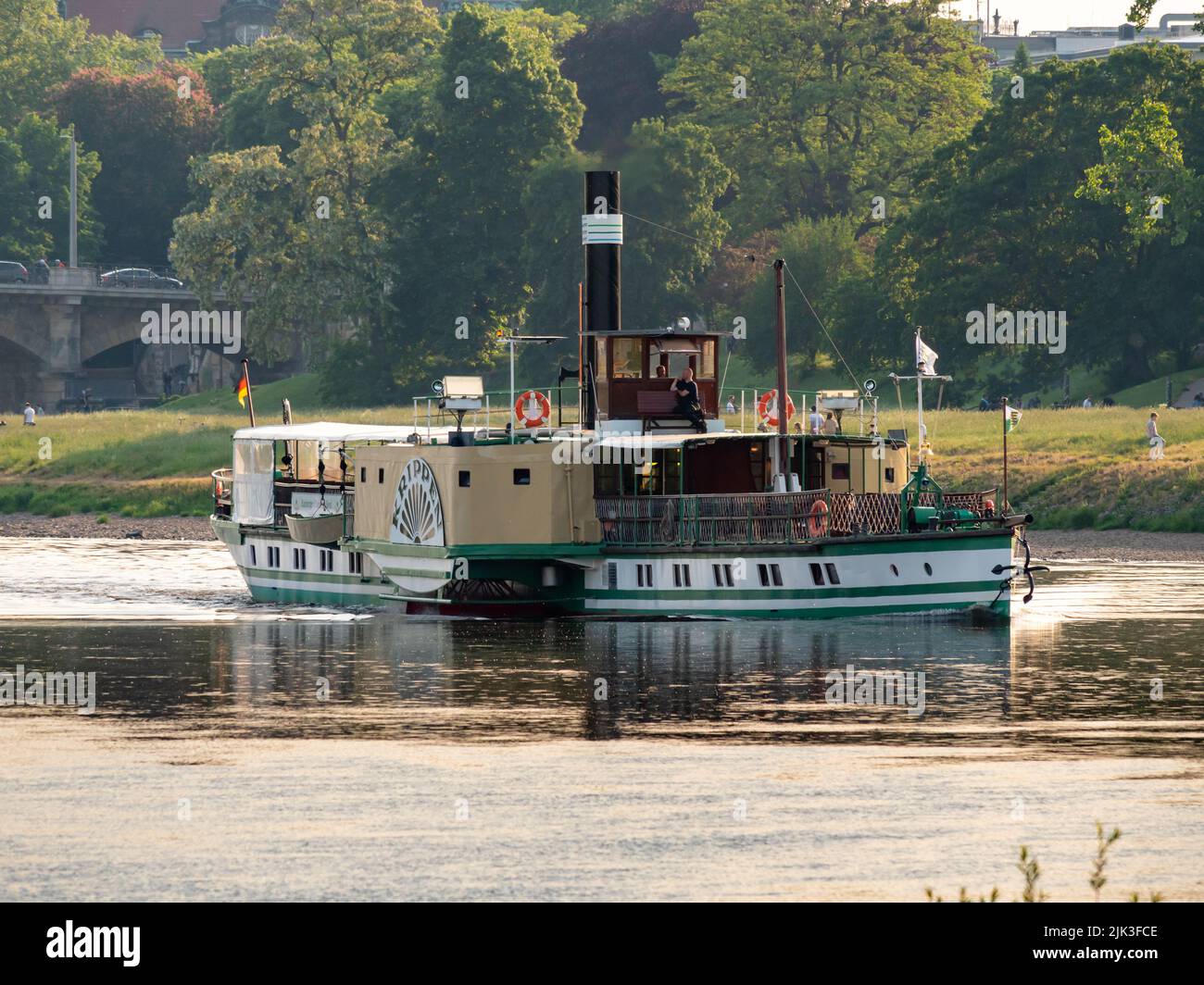 Dampfschiff auf der Elbe als Transportmittel. Touristenattraktion für Reisen auf dem Wasser. Outdoor-Aktivitäten auf einem Vintage-Boot. Großes Boot Stockfoto