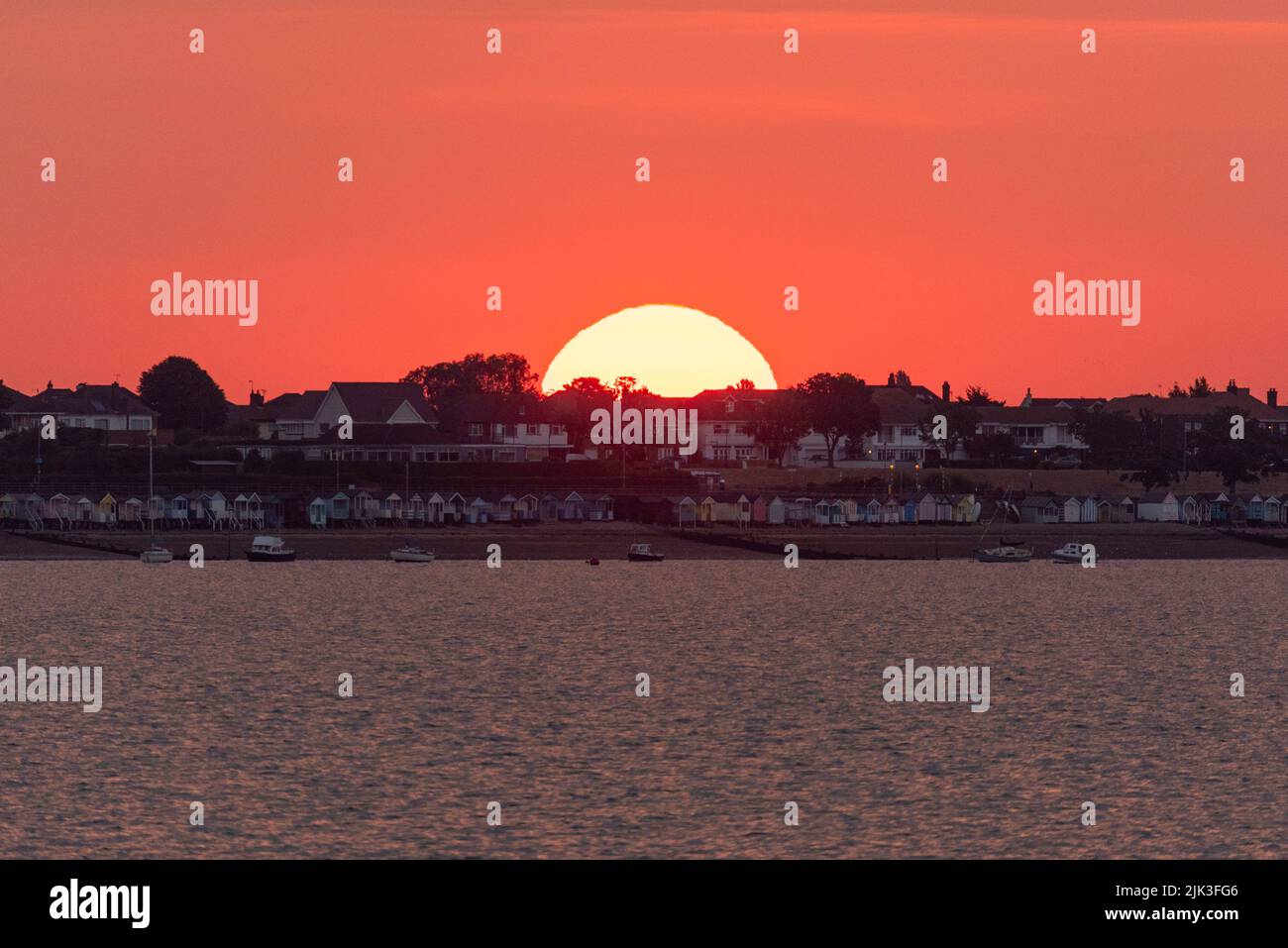 Thorpe Bay, Southend on Sea, Essex, Großbritannien. 30. Juli 2022. Die Sonne ist hinter der Thorpe Bay Area von Southend on Sea aufgegangen, um einen hellen und warmen Morgen zu beginnen. Vom Southend Pier aus gesehen. Stockfoto