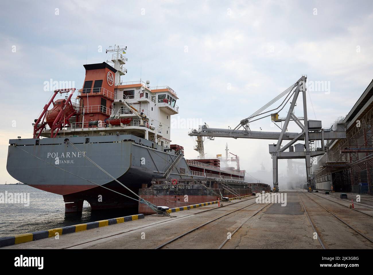 Tschornomorsk, Ukraine. 29.. Juli 2022. Das unter türkischer Flagge gekennzeichnete Trockenfrachtschiff PolarNet wird am 29. Juli 2022 in Chornomorsk, Oblast Odessa, Ukraine, mit Getreide für den Export beladen. Das Stückgutschiff mit Sitz in Istanbul ist das erste Schiff, das seit Kriegsbeginn im Hafen verladen wird. Kredit: Ukrainisches Presidential Press Office/Ukraine Presidency/Alamy Live News Stockfoto