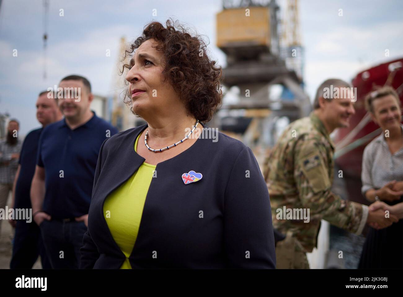 Tschornomorsk, Ukraine. 29.. Juli 2022. GB AMB. Melinda Simmons, blickt auf Getreide, das während eines Besuchs im Seehafen von Chornomorsk am 29. Juli 2022 in Chornomorsk, Oblast Odessa, Ukraine, geladen wurde. Das unter türkischer Flagge fahrende Frachtschiff PolarNet ist das erste Schiff, das seit Kriegsbeginn im Hafen verladen wird. Kredit: Ukrainisches Presidential Press Office/Ukraine Presidency/Alamy Live News Stockfoto