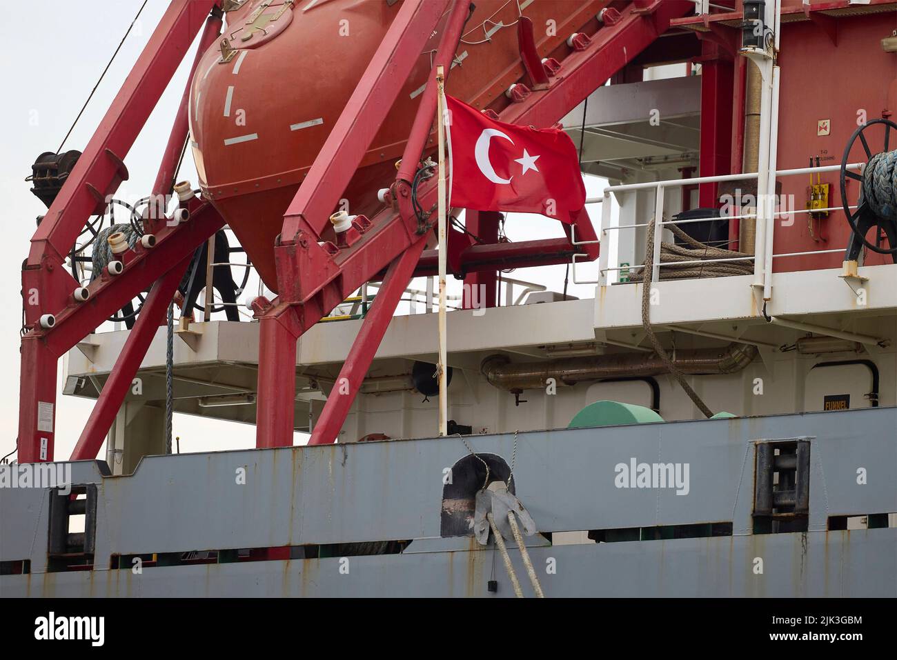 Tschornomorsk, Ukraine. 29.. Juli 2022. Das unter türkischer Flagge gekennzeichnete Trockenfrachtschiff PolarNet wird am 29. Juli 2022 in Chornomorsk, Oblast Odessa, Ukraine, mit Getreide für den Export beladen. Das Stückgutschiff mit Sitz in Istanbul ist das erste Schiff, das seit Kriegsbeginn im Hafen verladen wird. Kredit: Ukrainisches Presidential Press Office/Ukraine Presidency/Alamy Live News Stockfoto