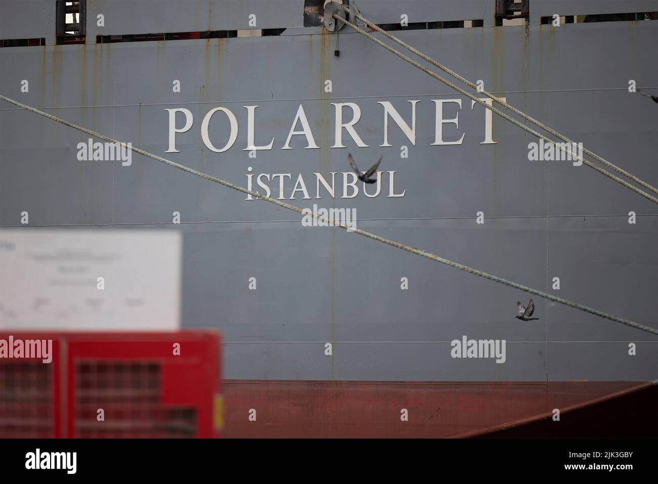 Tschornomorsk, Ukraine. 29.. Juli 2022. Das unter türkischer Flagge gekennzeichnete Trockenfrachtschiff PolarNet wird am 29. Juli 2022 in Chornomorsk, Oblast Odessa, Ukraine, mit Getreide für den Export beladen. Das Stückgutschiff mit Sitz in Istanbul ist das erste Schiff, das seit Kriegsbeginn im Hafen verladen wird. Kredit: Ukrainisches Presidential Press Office/Ukraine Presidency/Alamy Live News Stockfoto