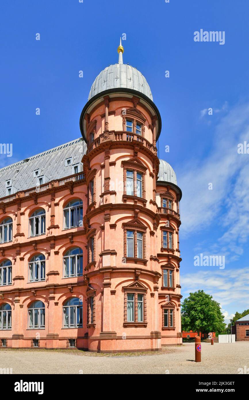 Turm des Renaissanceschlosses „Schloss Gottesaue“ in Karlsruhe in Deutschland. Sitz der Hochschule für Musik Karlsruhe Stockfoto