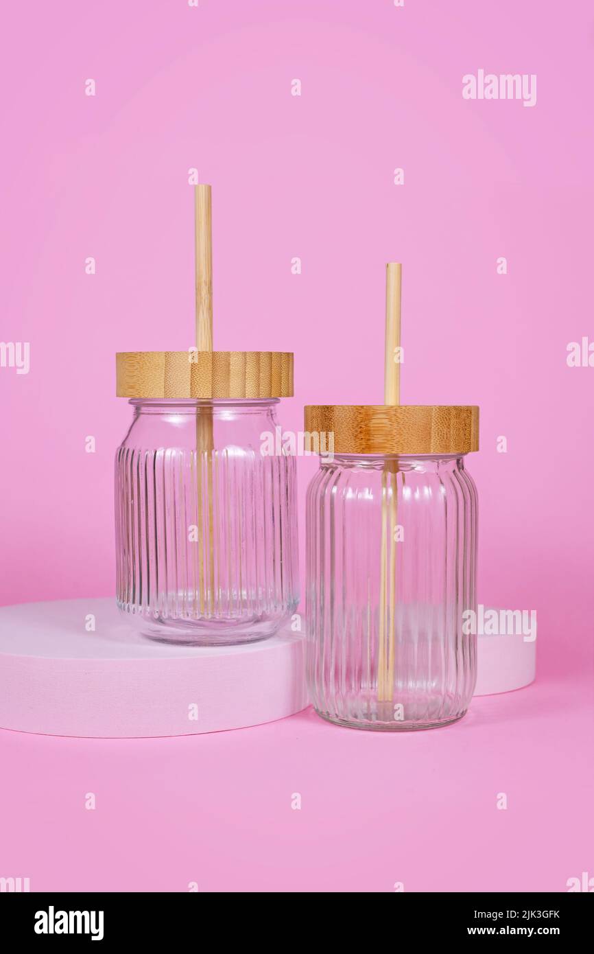 Gläser aus Naturmaterial mit Trinkhalmen aus Glas, Holz und Bambus Stockfoto