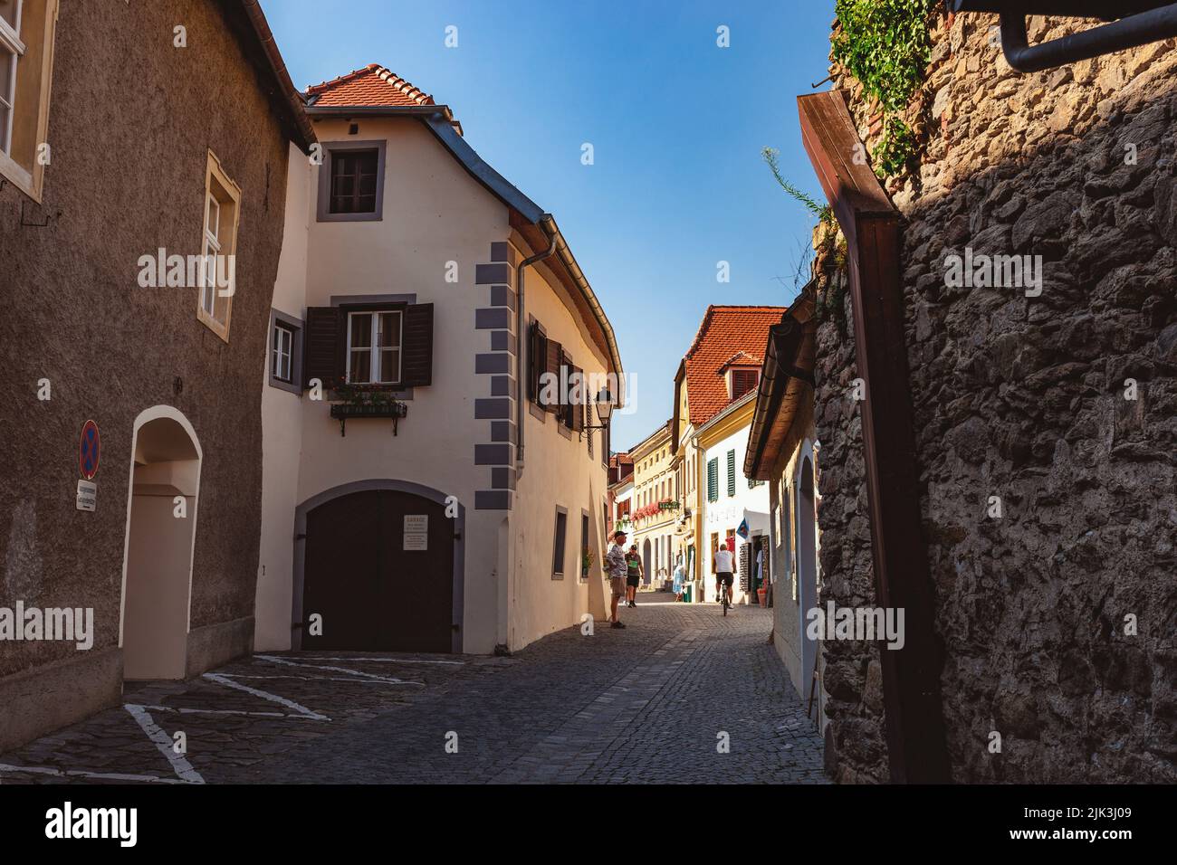 DURNSTEIN, ÖSTERREICH 25.07.2022: Stadt Durnstein, Wachau, Österreich. Enge Straßen der Touristenstadt. Stockfoto