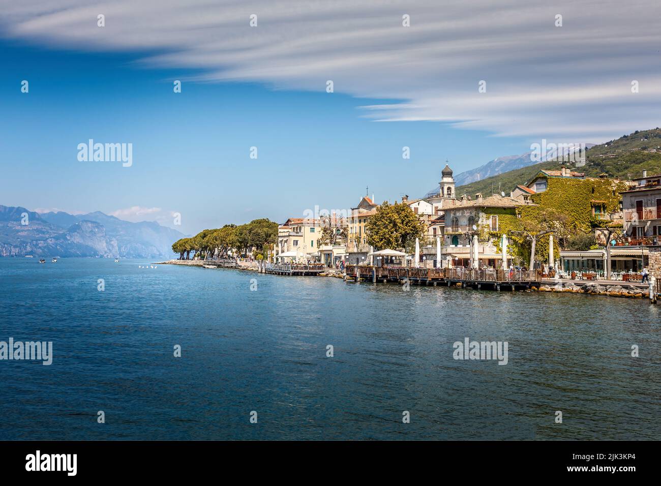 Mit Blick auf die Küste von Torri del Benaco, Gardasee, Italien Stockfoto