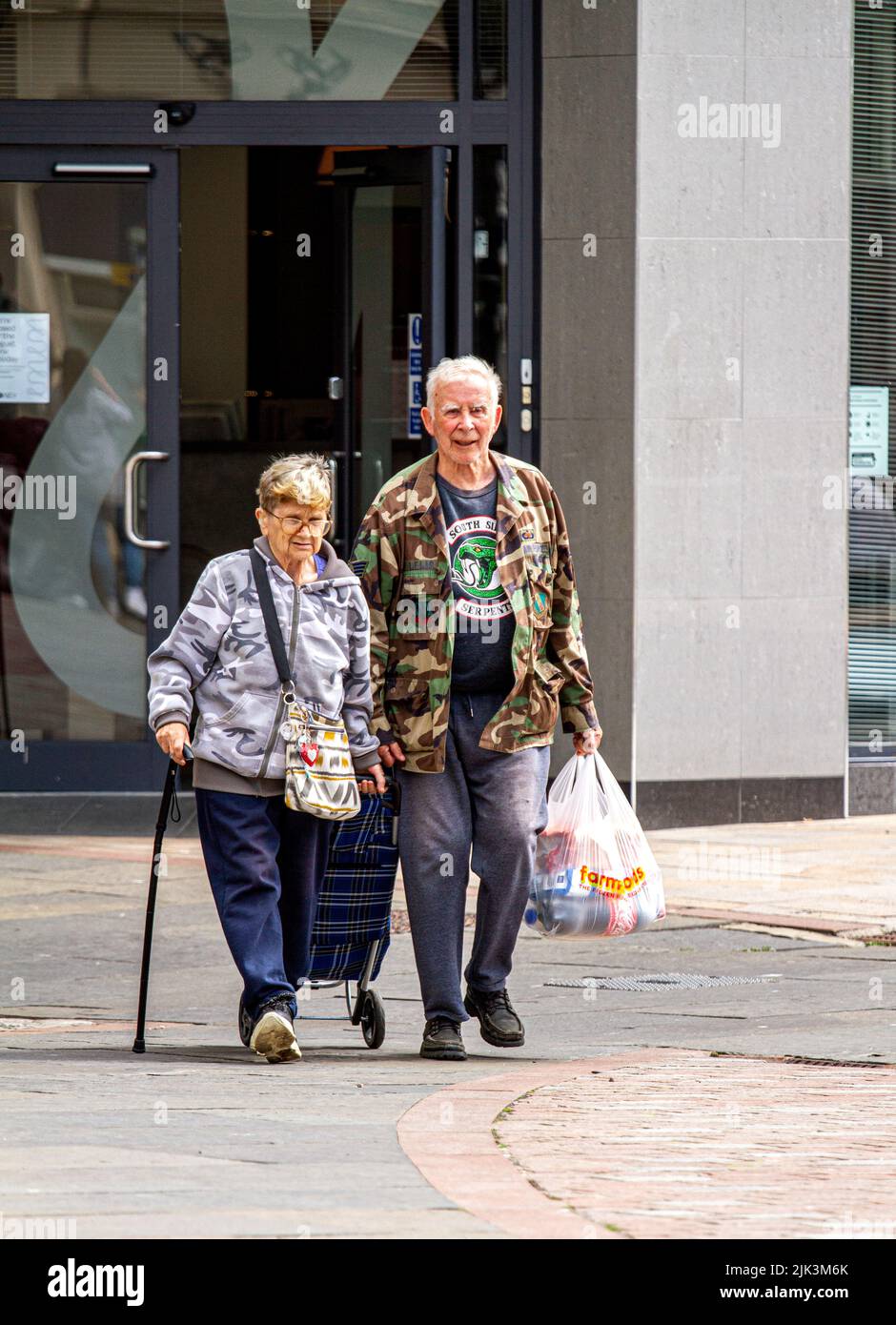 Dundee, Tayside, Schottland, Großbritannien. 30h. Juli 2022. UK Wetter: Die Temperaturen im Nordosten Schottlands erreichten aufgrund der warmen Julisonne 21 Grad. Ältere Paare sind im Stadtzentrum von Dundee unterwegs und genießen das warme Sommerwetter beim Einkaufen. Kredit: Dundee Photographics/Alamy Live Nachrichten Stockfoto