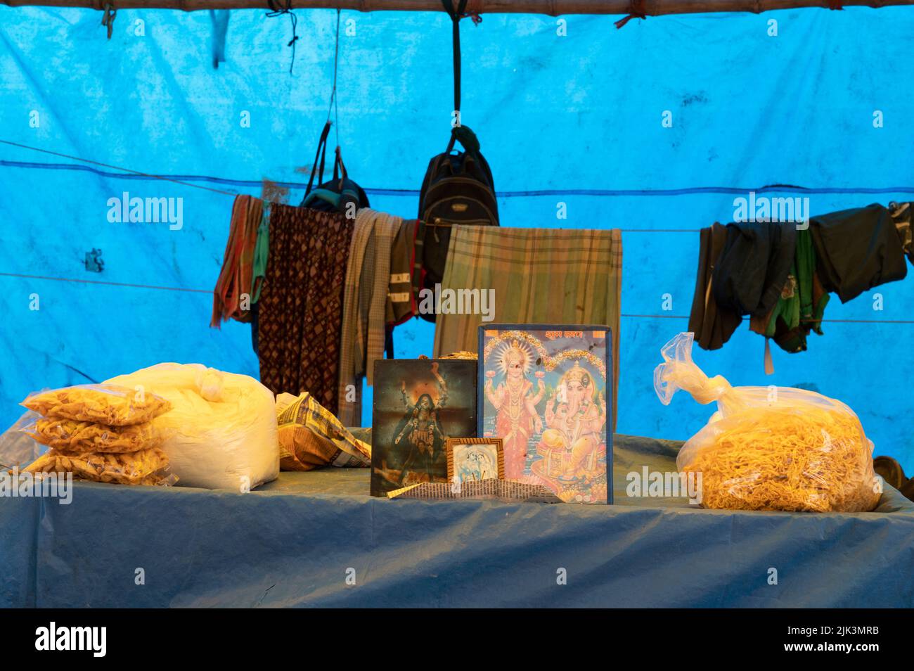 Howrah, Indien - 26.. Oktober 2020 : Nimki, indischer Fast-Food-Snack wird zum Verkauf vorbereitet. Das Durga Puja Festival bringt mehr Verkauf für Nimki selle Stockfoto