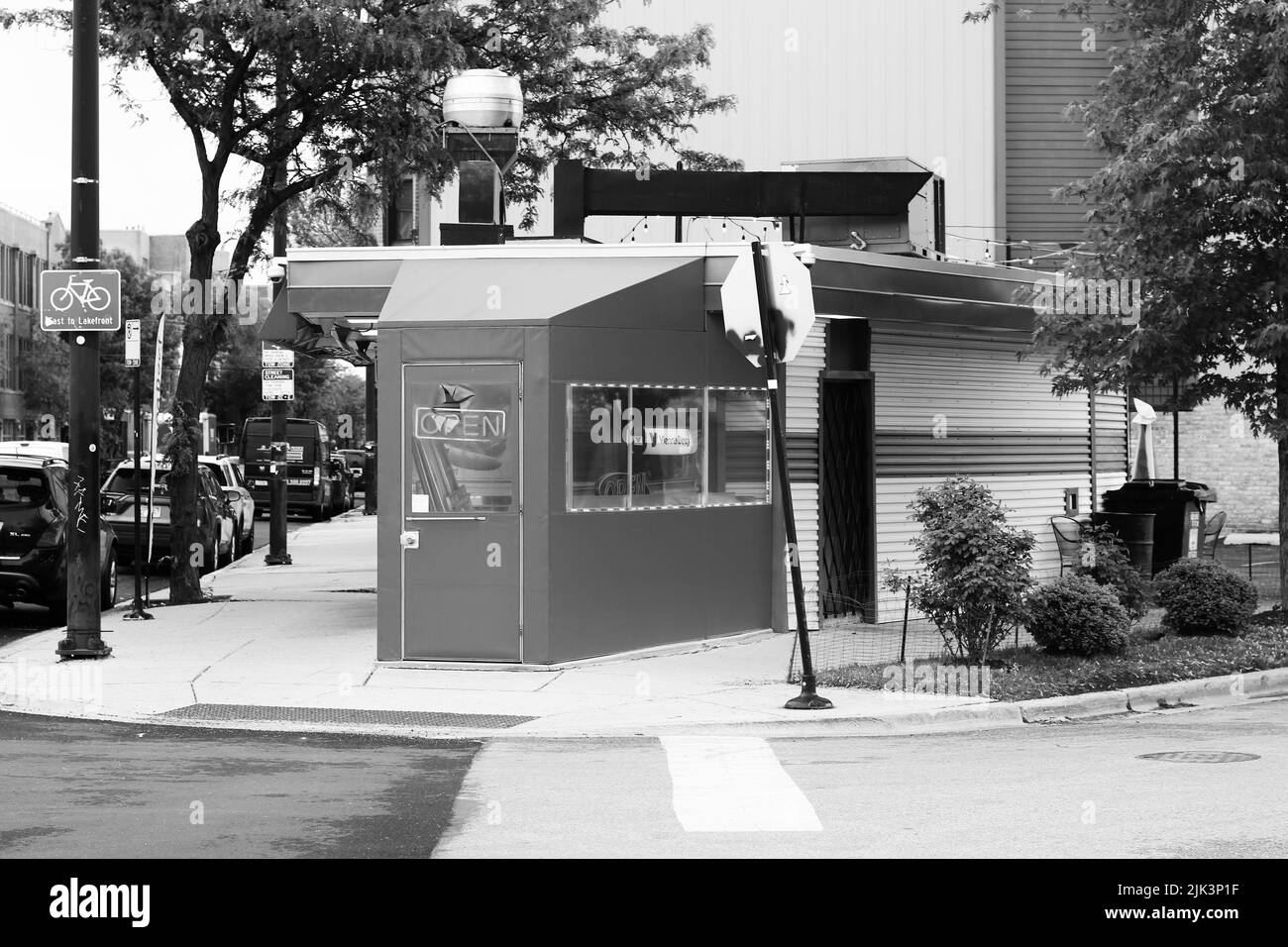 Ein typischer Hot Dog Stand in der Großstadt in schwarz und weiß. Stockfoto