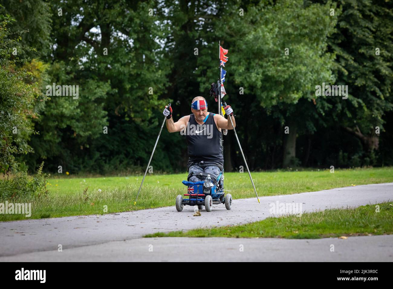 Orford Park, Warrington, Ceshire - 30. Juni 2022. Der behinderte Veteran der Streitkräfte, der 51-jährige Ste Hughes, der im Dienst verletzt wurde und sich drei Wirbelsäulenoperationen und vier Gehirnoperationen unterzogen hatte, verbrachte 24 Stunden mit seinem para Nordic Roller Sitski im Orford Park, um Geld für eine Wohltätigkeitsorganisation zu sammeln Kredit: John Hopkins/Alamy Live News Stockfoto