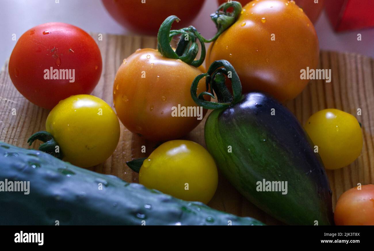 Tomaten aus lokalem Anbau, bereit für einen rustikalen Salat Stockfoto