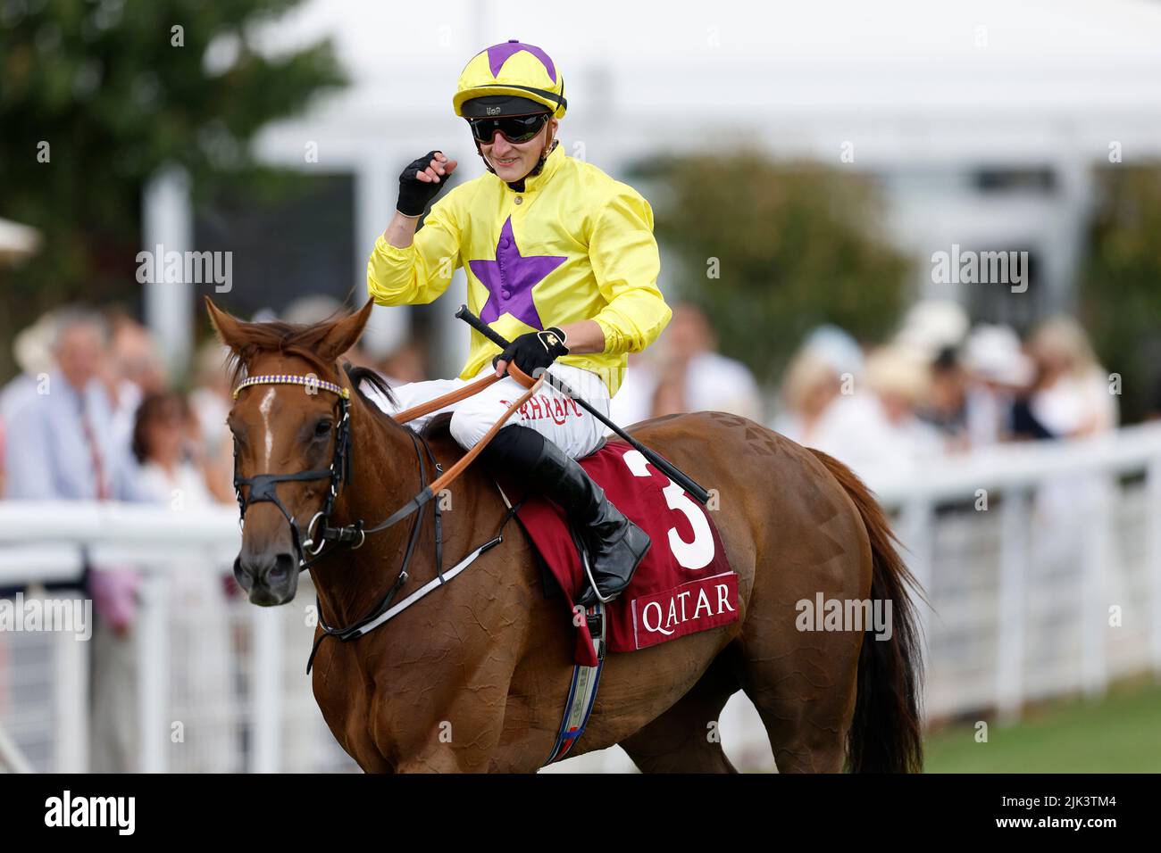 Sea La Rosa wird von Jockey Tom Marquand geritten, nachdem er am fünften Tag des Qatar Goodwood Festival 2022 auf der Goodwood Racecourse in Chichester die Qatar Lillie Langtry Stakes gewonnen hat. Bilddatum: Samstag, 30. 2022. Stockfoto