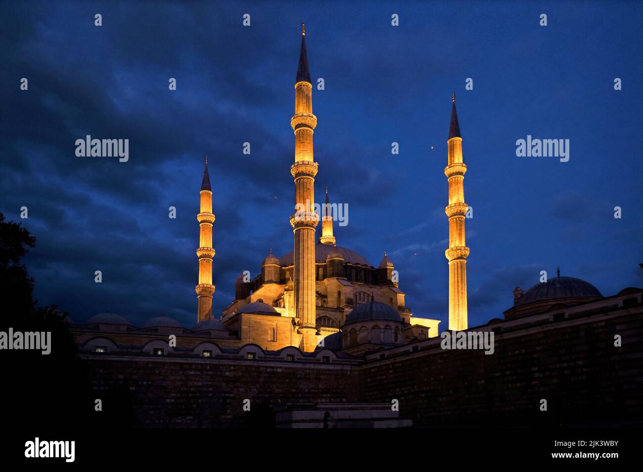 Edirne, Türkei - 2021. Oktober: Blick auf die Selimiye Moschee am dunkelblauen Abendhimmel mit gelber Beleuchtung Stockfoto