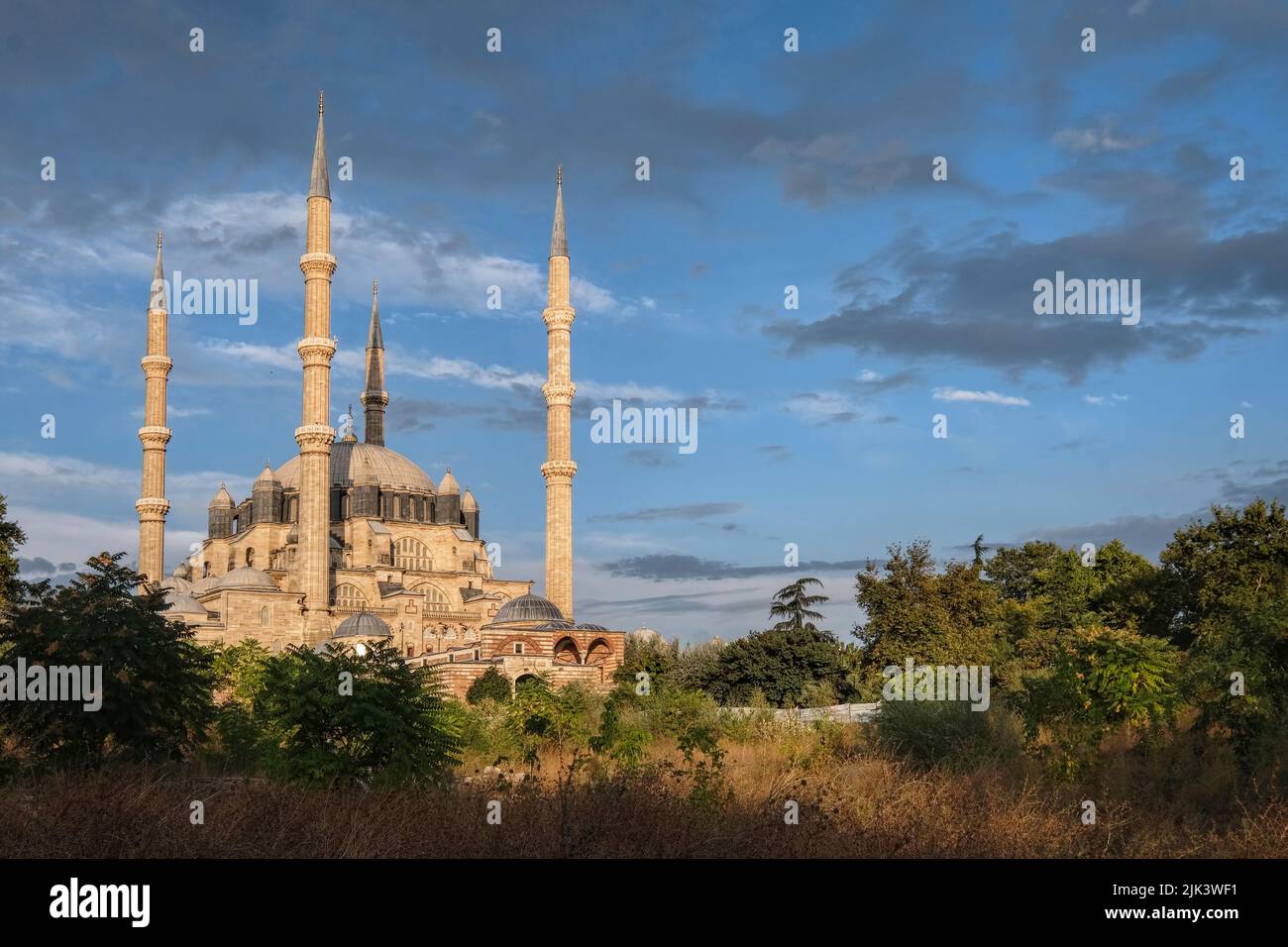 Edirne, Türkei - 2021. Oktober: Blick auf die Selimiye Moschee mit wolkenfreiem Himmel zur goldenen Stunde Stockfoto