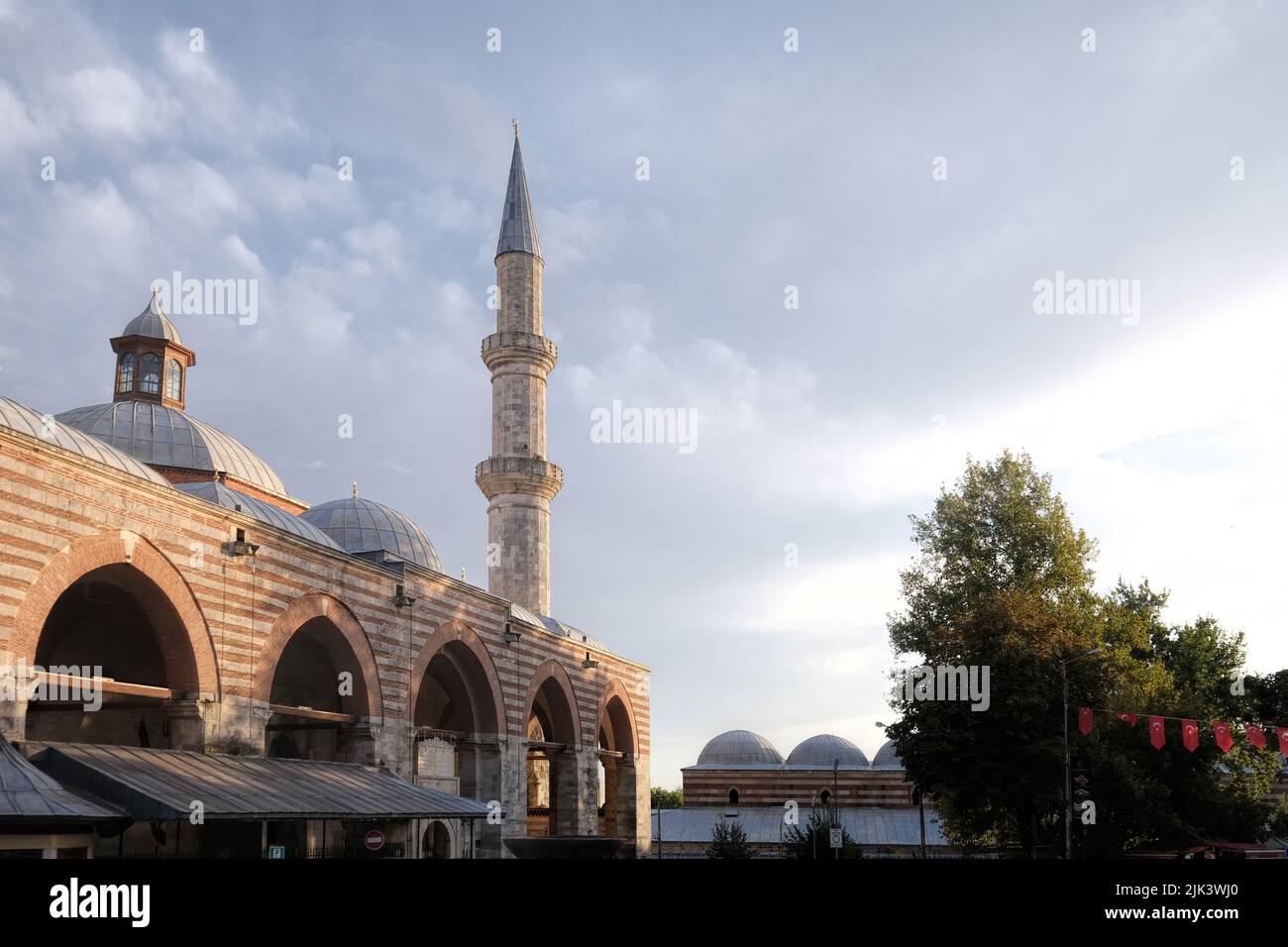 Edirne, Türkei - Oktober 2021: Alte Moschee (eski camii) Außenansicht in der alten Hauptstadt des Osmanischen Reiches Stockfoto