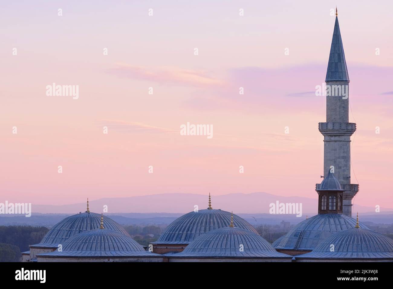 Edirne, Türkei - Oktober 2021: Kuppeln der Alten Moschee (eski camii) Blick bei Sonnenuntergang mit purpurem Himmel in der alten Hauptstadt des Osmanischen Reiches Stockfoto