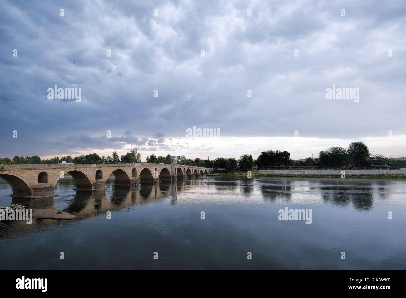 Edirne, Türkei - Oktober 2021: Mittelalterliche Brücke aus der Zeit des Osmanischen Reiches über den Fluss Meric auch bekannt Mecidiye Brücke Stockfoto