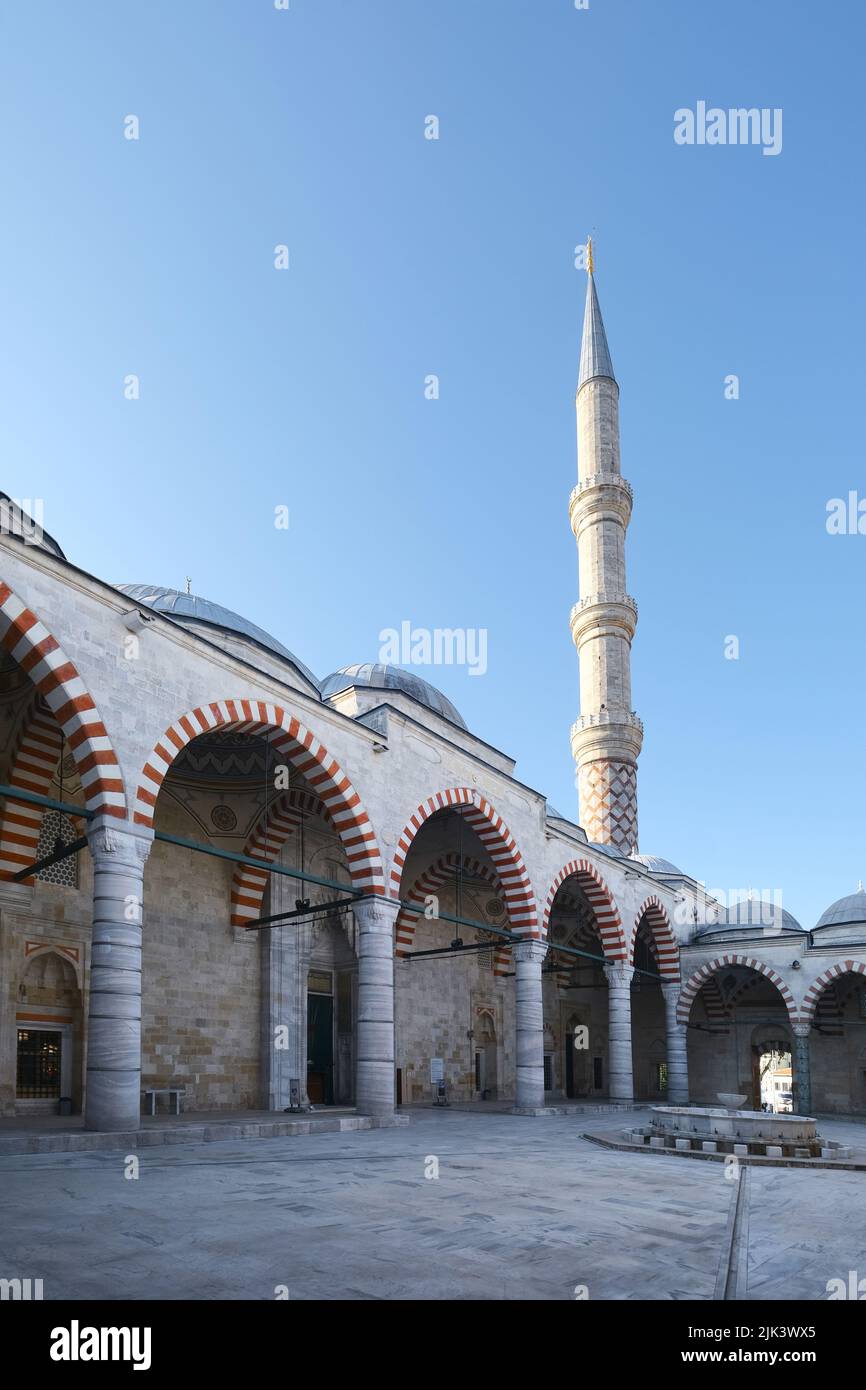 Edirne, Türkei - Oktober 2021:UC Serefeli Moschee und ihr Minarett, Bögen, Säulen, Blick vom Marmorhof Stockfoto