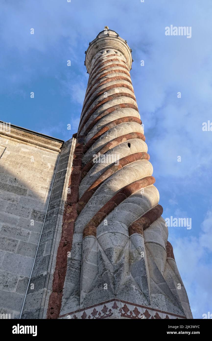 Edirne, Türkei - 2021. Oktober: UC Serefeli Moschee und Minarett, die sich verdrehen Stockfoto