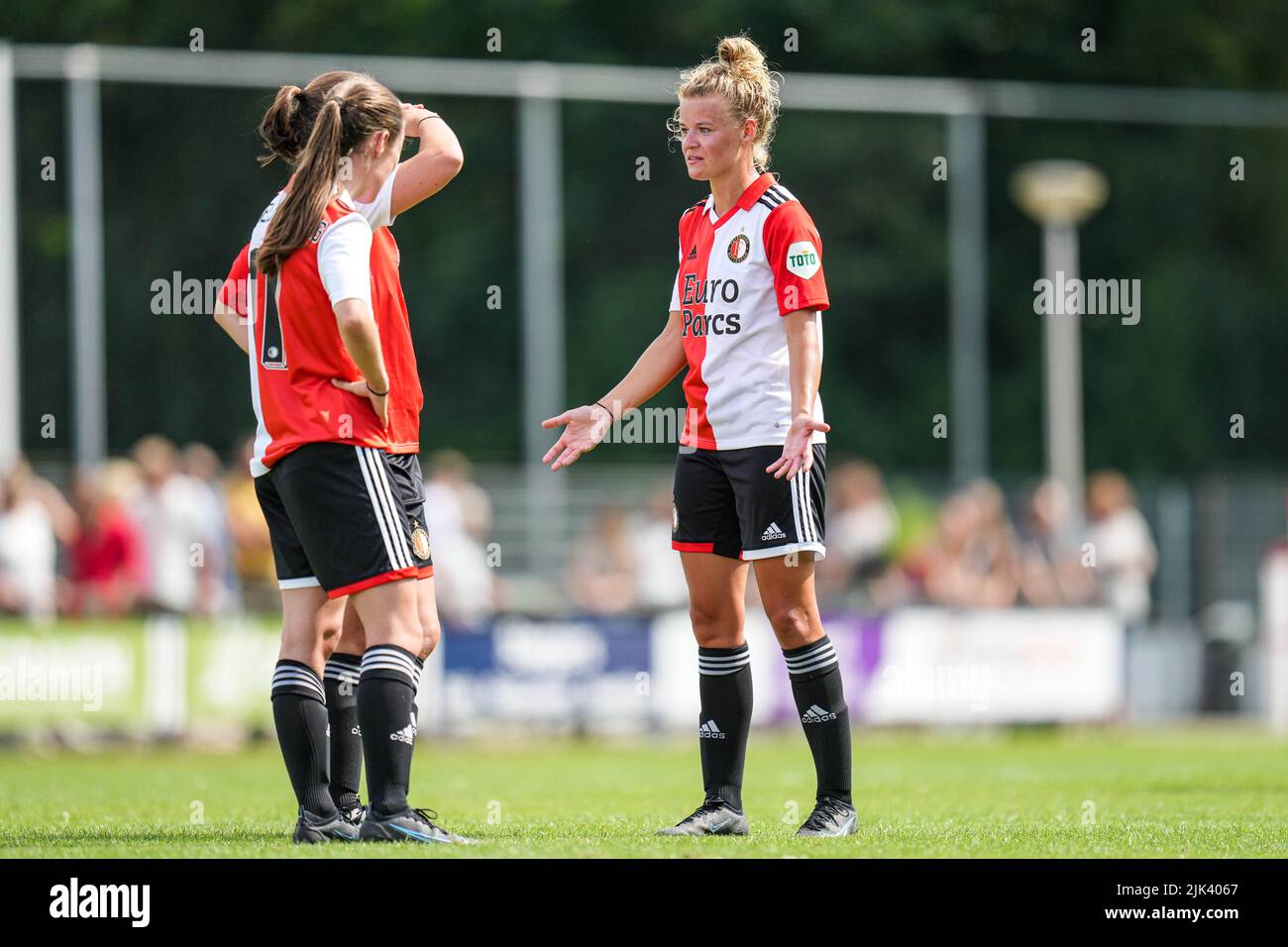 Aalten, Niederlande. 30.. Juli 2022. Aalten - Isa Kagenaar von Feyenoord Vrouwen 1, Juli Schneijderberg von Feyenoord Vrouwen 1, Esmee de Graaf von Feyenoord Vrouwen 1 während des Spiels zwischen AZSV Vrouwen gegen Feyenoord Vrouwen 1 im Sportpark Villekamp am 30. Juli 2022 in Aalten, Niederlande. (Box to Box Pictures/Yannick Verhoeven) Credit: Box to Box pictures/Alamy Live News Stockfoto