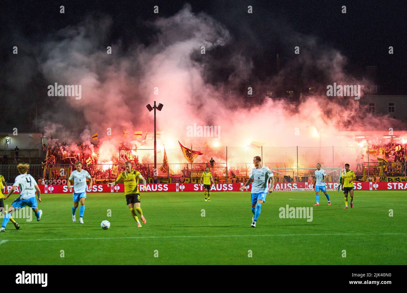 München, Deutschland. 29.. Juli 2022. Grünwalder Stadion mit Fans im Spiel TSV 1860 MÜNCHEN - BORUSSIA DORTMUND 0-3 DFB Pokal erste Runde am 29. Juli 2022 in München, Deutschland. Saison 2022/2023. Quelle: Peter Schatz/Alamy Live News Stockfoto