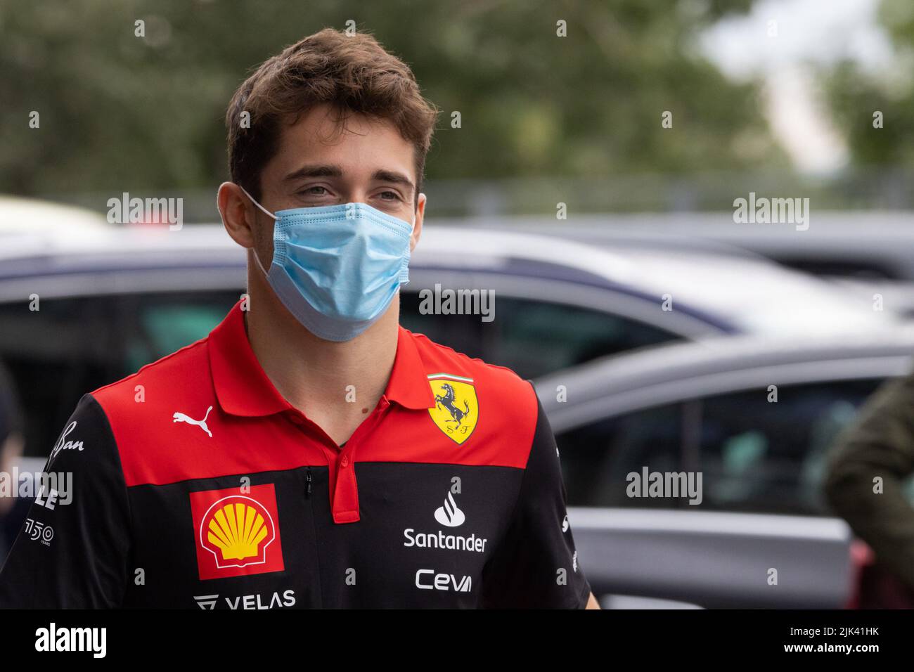 Mogyorod, Ungarn. 30.. Juli 2022. Ferrari-Monegassischer Pilot Charles Leclerc trifft am 30. Juli 2022 auf dem Hungaroring in Mogyorod bei Budapest, Ungarn, beim Formel-1-Grand Prix in Ungarn ein. Quelle: Attila Volgyi/Xinhua/Alamy Live News Stockfoto