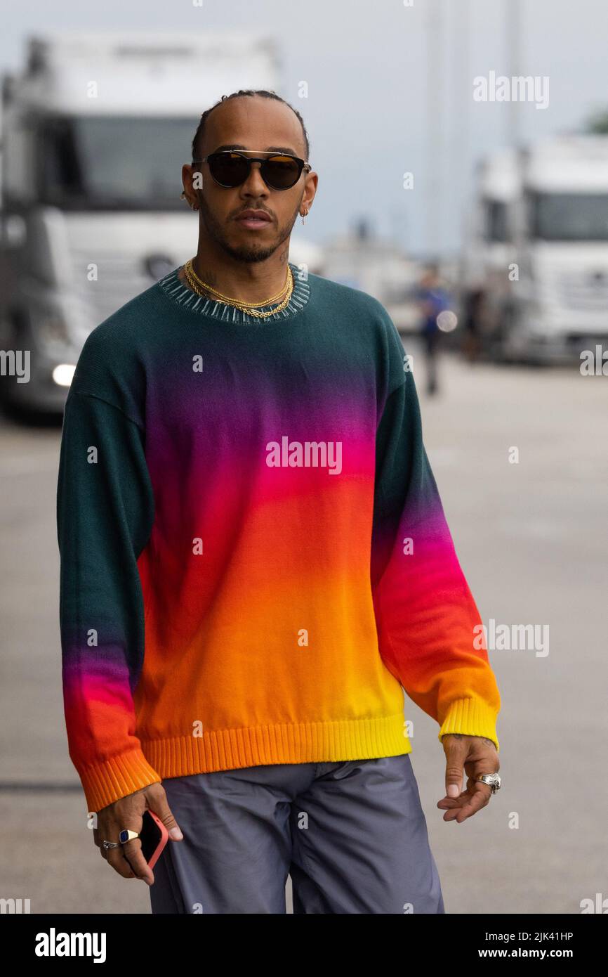 Mogyorod, Ungarn. 30.. Juli 2022. Mercedes-Brite Lewis Hamilton trifft am 30. Juli 2022 beim Formel-1-Grand-Prix von Ungarn auf dem Hungaroring in Mogyorod bei Budapest, Ungarn, ein. Quelle: Attila Volgyi/Xinhua/Alamy Live News Stockfoto