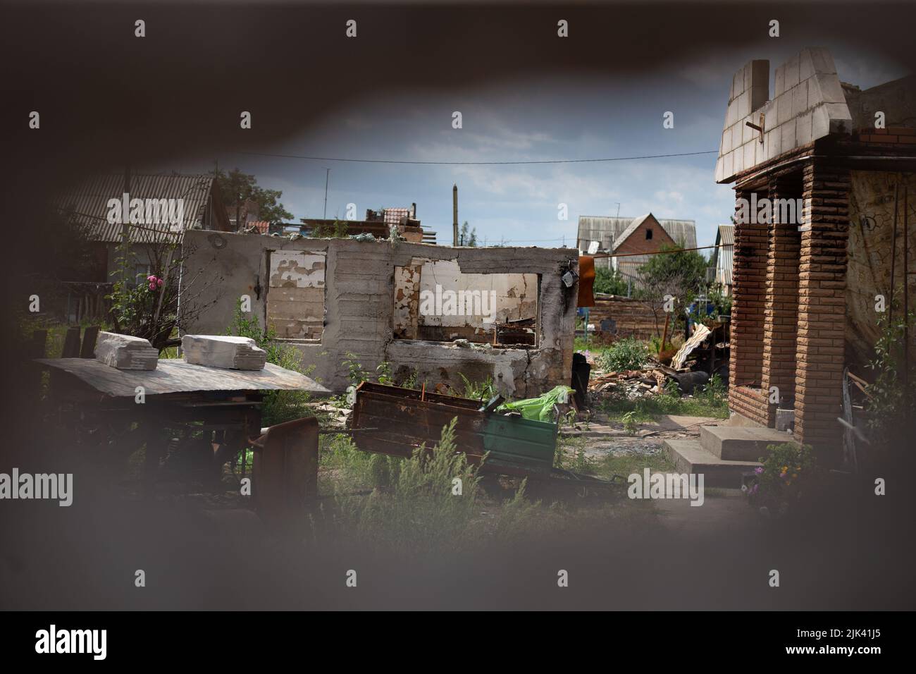 Zerstörte Häuser nach Bränden, Artillerie und Bomben während der russischen Invasion der Ukraine Stockfoto