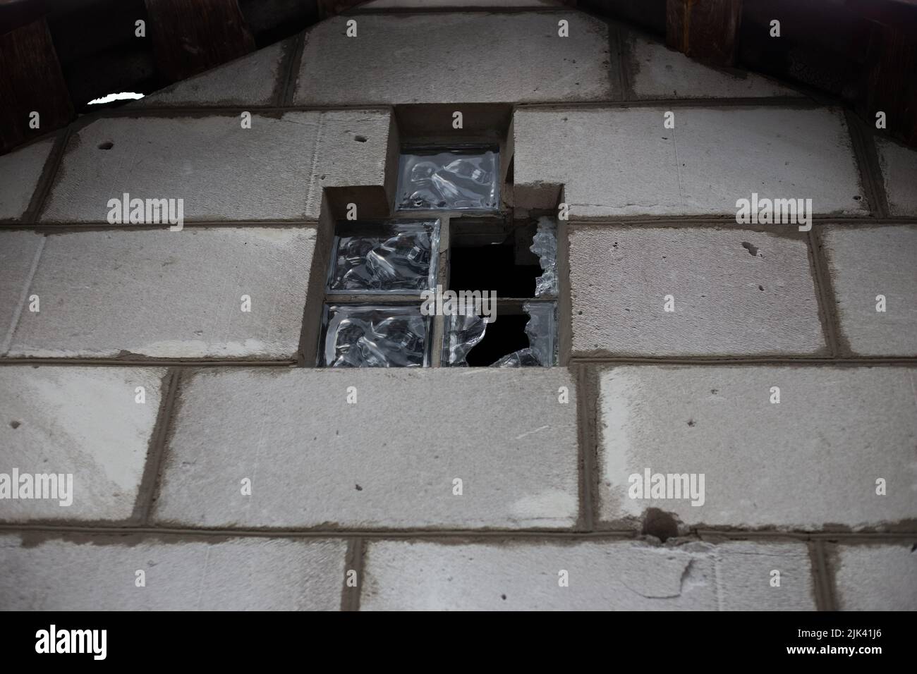 Zerstörte Häuser nach Bränden, Artillerie und Bomben während der russischen Invasion der Ukraine Stockfoto