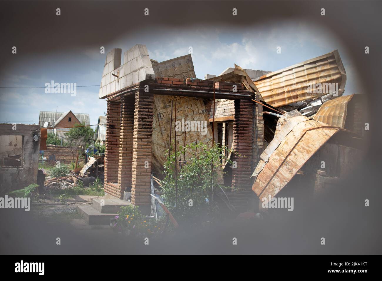 Zerstörte Häuser nach Bränden, Artillerie und Bomben während der russischen Invasion der Ukraine Stockfoto