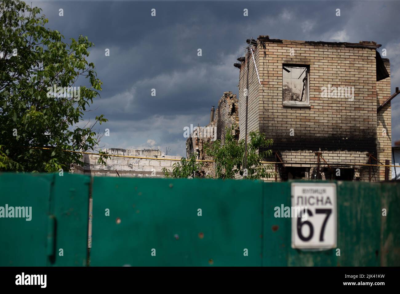 Zerstörte Häuser nach Bränden, Artillerie und Bomben während der russischen Invasion der Ukraine Stockfoto