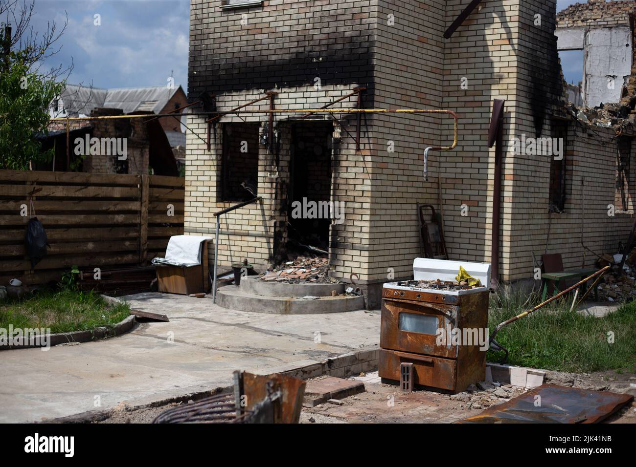 Zerstörte Häuser nach Bränden, Artillerie und Bomben während der russischen Invasion der Ukraine Stockfoto