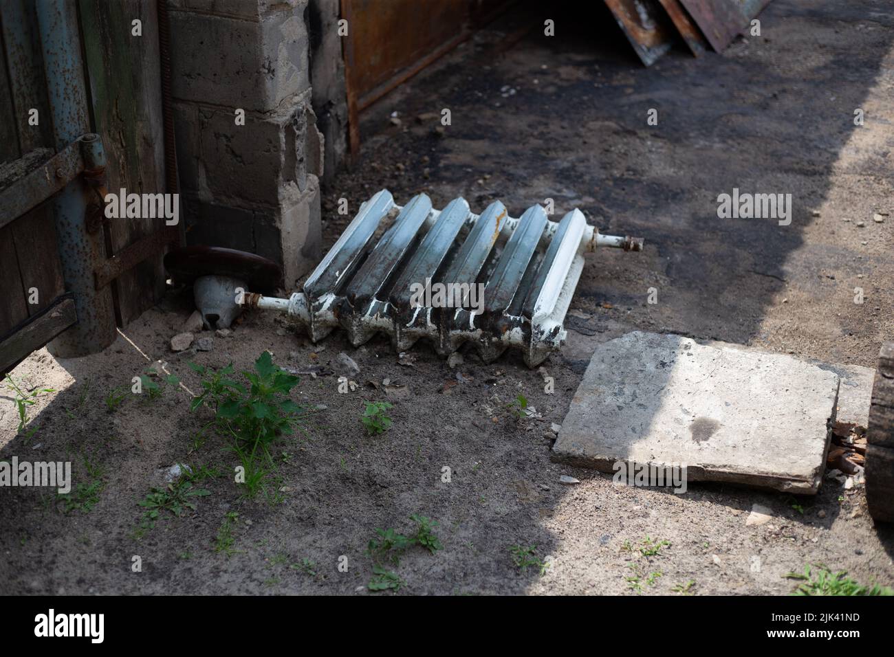 Zerstörte Häuser nach Bränden, Artillerie und Bomben während der russischen Invasion der Ukraine Stockfoto