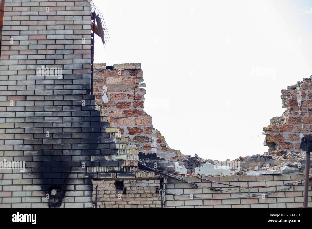 Zerstörte Häuser nach Bränden, Artillerie und Bomben während der russischen Invasion der Ukraine Stockfoto